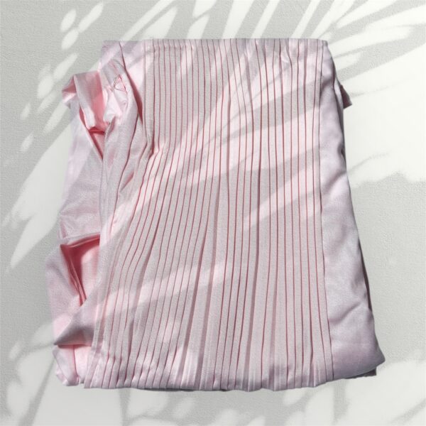 وقار ( نساء) - ثوب صلاة Wiqār – Women’s Prayer Garment ثوب بكسرات ربطة علي الجنب Wave Tie Color : Pink اللون وردي 