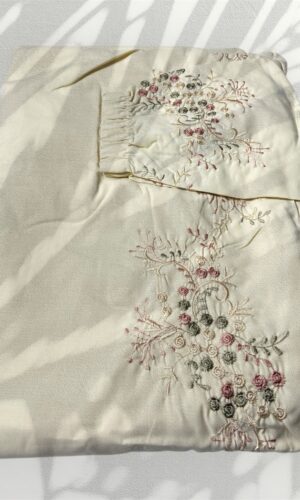 وقار ( نساء) - ثوب صلاة   Floral Wiqār – Women’s Prayer Garment  ربطة علي الجنب Tie side Color Cream: اللون كريمي 