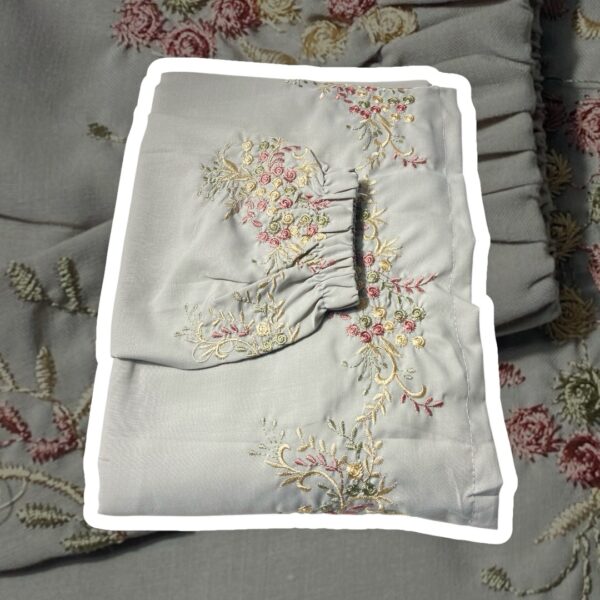 وقار ( نساء) - ثوب صلاة   Floral Wiqār – Women’s Prayer Garment  ربطة علي الجنب Tie side Color Gray: اللون رمادي 